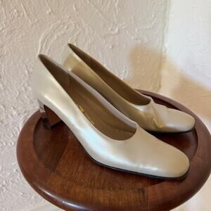 SALVATORE FERRAGAMO Satin Ivory Pearl Pump Heels Size 7.5